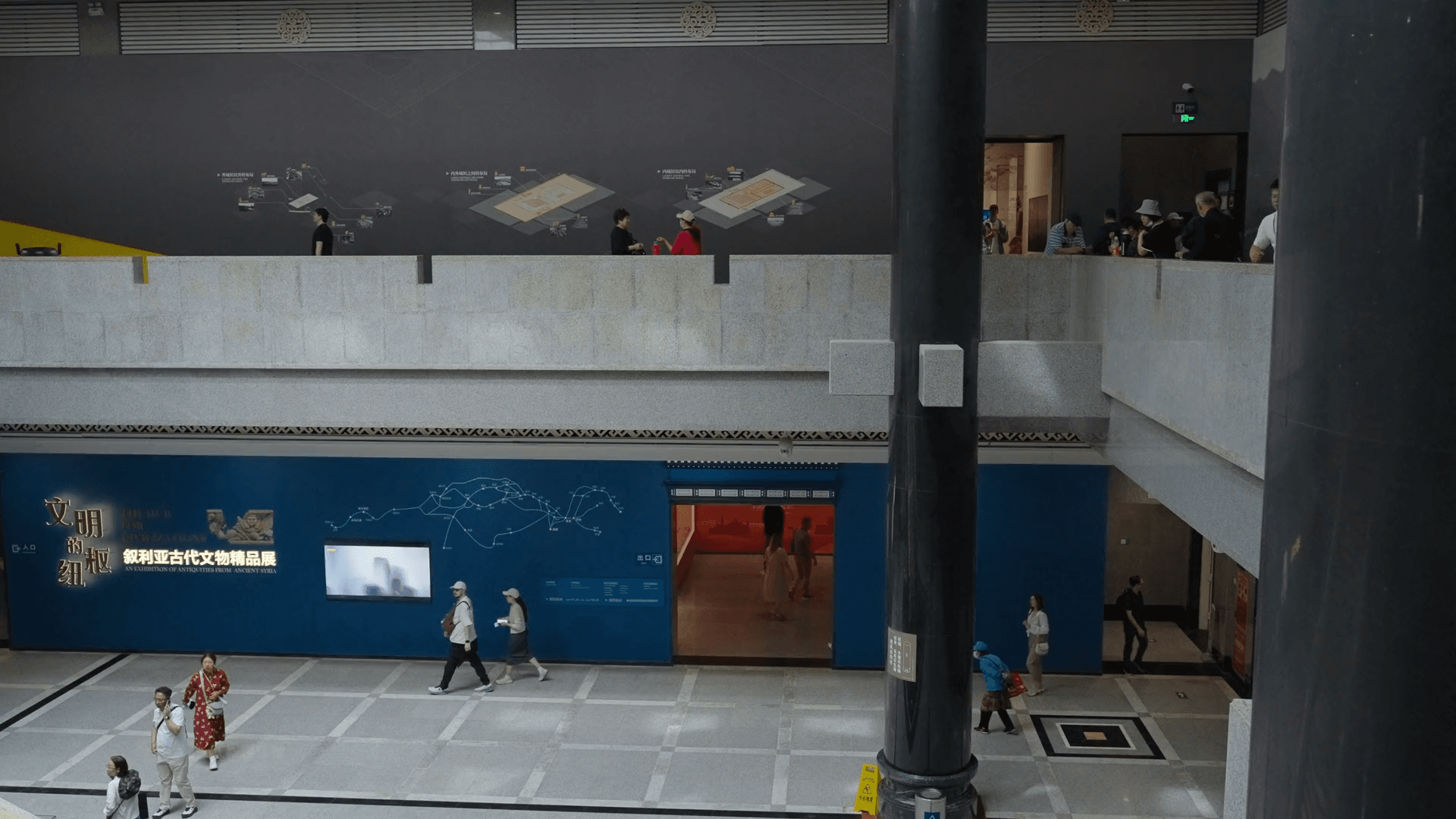 Wnętrze muzeum z wielkoformatową grafiką na granatowej ścianie ekspozycji